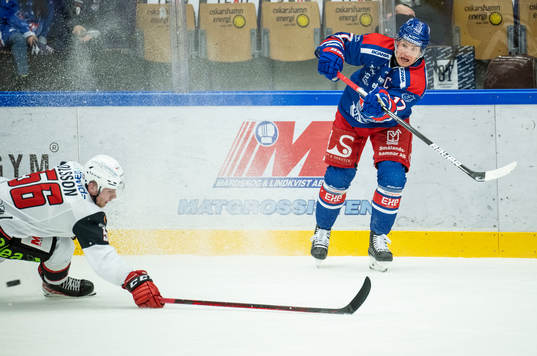Malmö Redhawks Anton Olsson och Oskarshamns Jonas Engström
