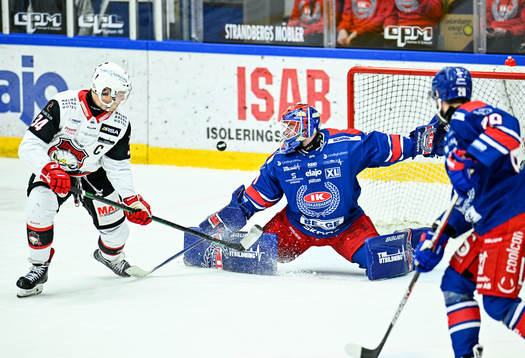 Malmö Redhawks Carl Söderberg och Oskarshamns målvakt