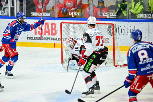 Oskarshamns Fredrik Olofsson gör 1-0 och Daniel