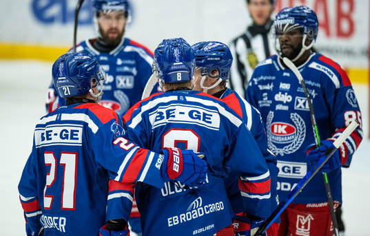 Oskarshamns Fredrik Olofsson jublar med lagkamrater