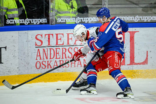 Malmö Redhawks Carl Söderberg och Oskarshamns Robin Norell