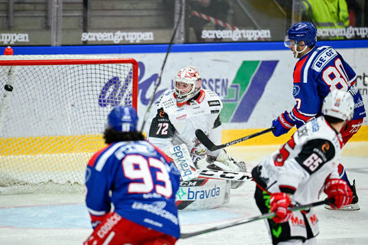 Oskarshamns Tomas Zohorna gör 2-0 bakom Malmö Redhawks