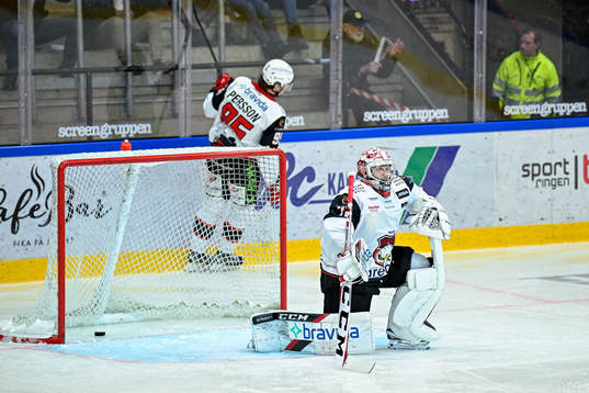 Malmö Redhawks målvakt Daniel Marmenlind och Carl Persson