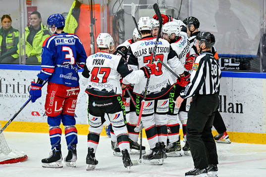 Malmö Redhawks Emil Sylvegård jublar med lagkamrater