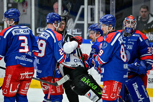 Oskarshamns Kim Rosdahl håller tag i Malmö Redhawks Emil