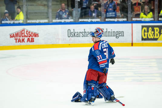 Oskarshamns målvakt Tim Juel jublar och dansar