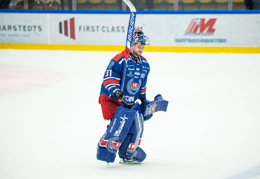 Oskarshamns målvakt Tim Juel jublar