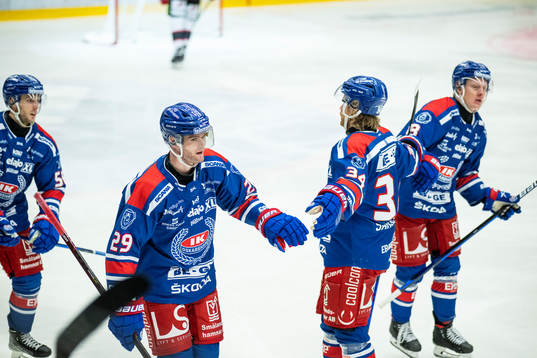Oskarshamns Kim Rosdahl jublar med Philip Samuelsson, och