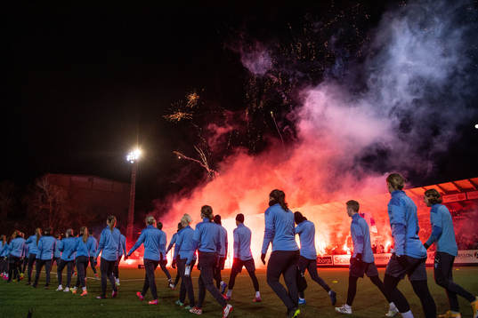 Spelare från dam och herrlaget gör entré framför