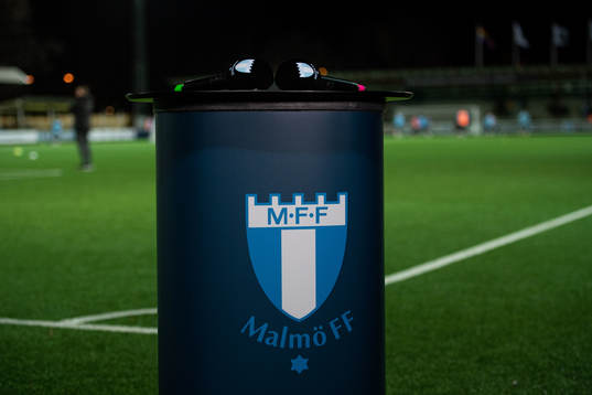 Ett ståbord med Malmö FFs logga