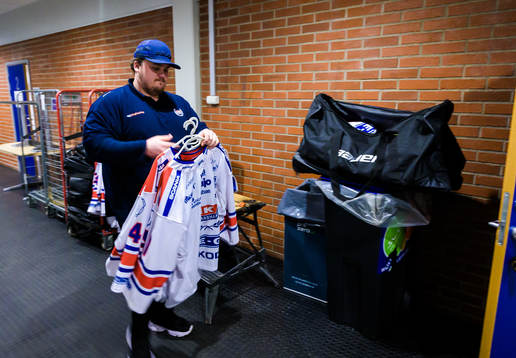 Oskarshamns Materialförvaltare plockar ihop matchtröjorna