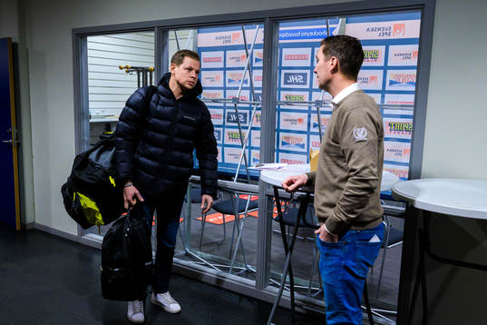 Oskarshamns tränare Martin Filander i samtal med
