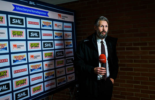 Färjestads sportchef Rickard Wallin svarar på frågor