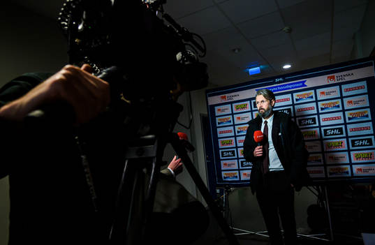 Färjestads sportchef Rickard Wallin svarar på frågor