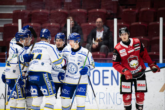 Leksands Emil Heineman jublar med lagkamrater medan Malmö