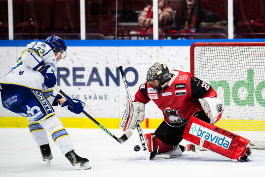 Malmö Redhawks målvakt Oscar Alsenfelt räddar straff