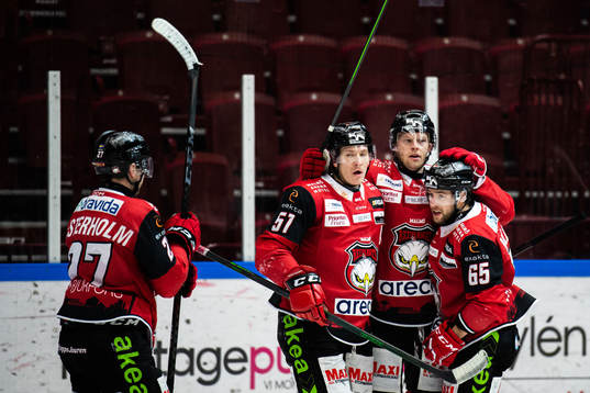 Malmö Redhawks Carl Söderberg jublar med lagkamrater