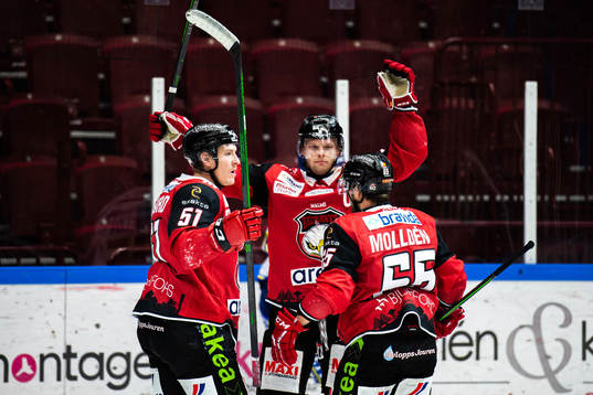 Malmö Redhawks Carl Söderberg jublar med lagkamrater