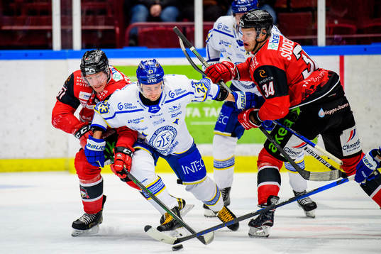 Malmö Redhawks Emil Sylvegård och Carl Söderberg i kamp