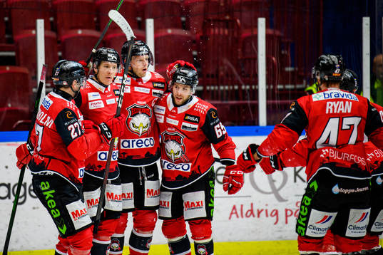 Malmö Redhawks Carl Söderberg jublar med lagkamraterna