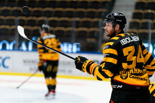 Skellefteås Tom Kühnhacklunder ishockeymatchen i SHL