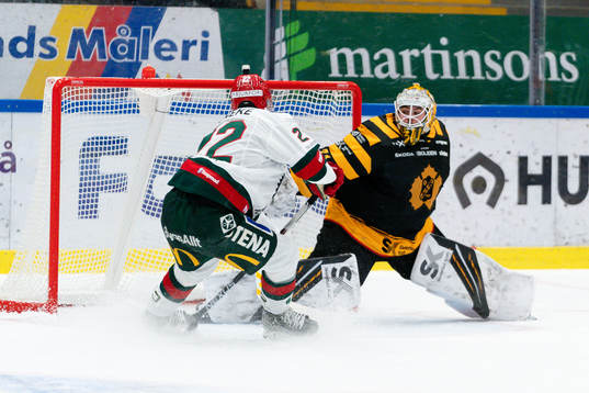 Frölundas Linus Nässén och Skellefteås målvakt Strauss