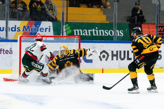 Frölundas Linus Nässén och Skellefteås målvakt Strauss