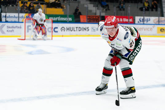 Frölundas Karl Henriksson grinar illa