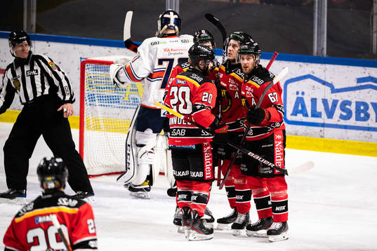 Luleås Linus Omark jublar med lagkamrater