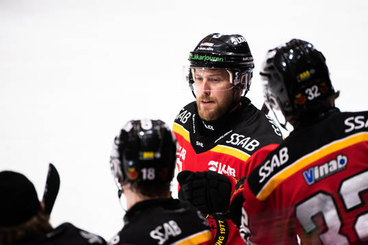 Luleås Linus Omark jublar med lagkamrater