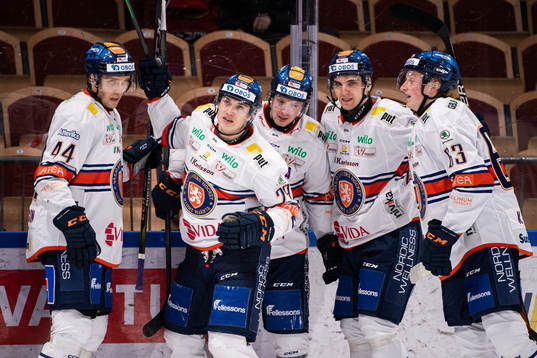 Växjös Pontus Holmberg jublar med lagkamrater