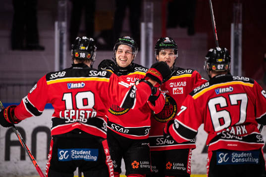 Luleås Linus Omark jublar med lagkamrater