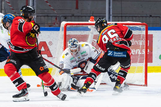 Växjös målvakt Adam Åhman och Luleås Pontus Andreasson