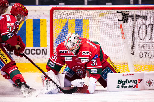 Modos målvakt Henrik Tikkanen räddar skott