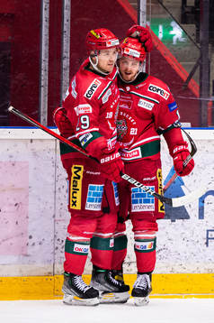 Modos Mikkel Aagaard och Riley Woods jublar