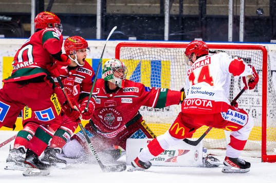 Modos målvakt Henrik Tikkanen och Troja-Ljungbys  Oscar