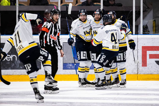 s Daniel Norbe jublar med lagkamrater