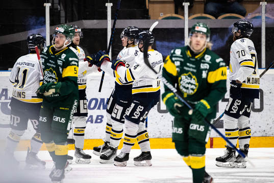 s Jonathan Davidsson jublar med lagkamrater