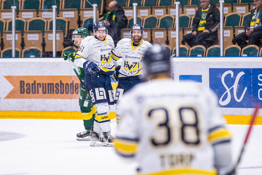s Tommi Huhtala och Taylor Matson jublar