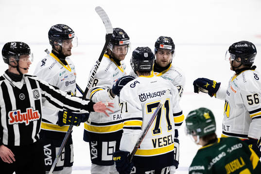 s Alexander Ytterell jublar med lagkamrater