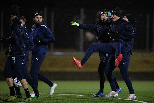 Dennis Olsson blir buren av Charlie Weberg