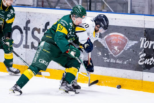 s Jesper Thörnberg i kamp om puck