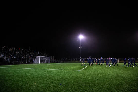 Spelarna framför supportrar