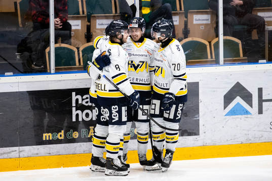 s Emil Andrae jublar med lagkamrater