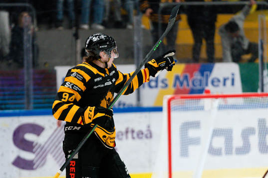 Skellefteås Linus Karlsson jublar