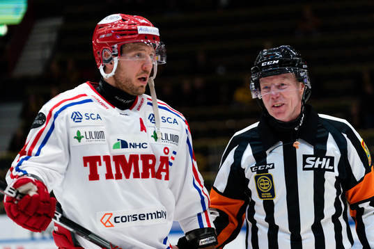 Timrås Jacob Blomqvist och domare Pehr Claesson