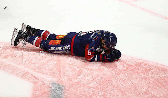 Linköpings Craig Shira skadad av puck på hals
