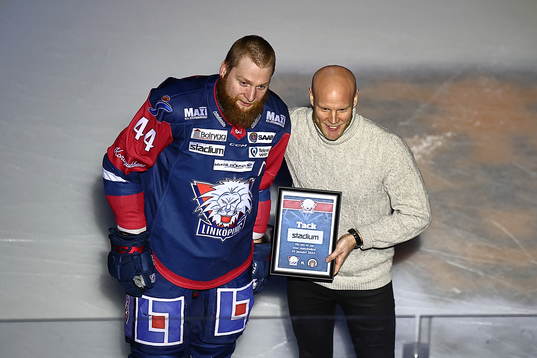 Linköpings Jonas Junland med representant från Stadium