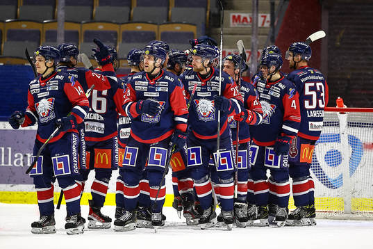 Linköpings spelare jublar och tackar målvakt Marcus