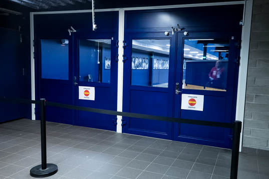 Skylt och avspärrningar i Tegera Arena innan